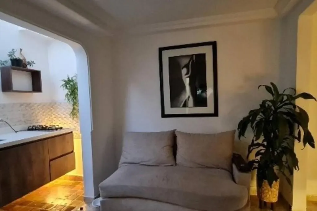 Aparta-Estudio Cerca Estacion Metro Poblado Medellín Apartment