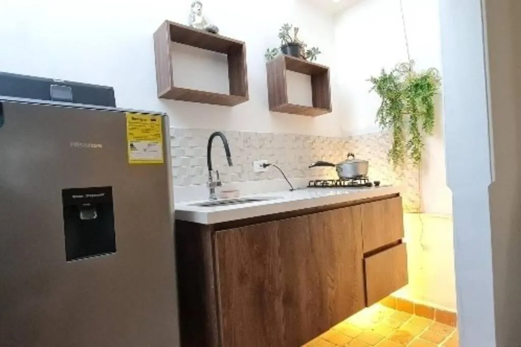 Aparta-Estudio Cerca Estacion Metro Poblado Medellin